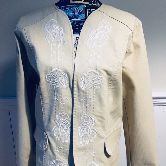 Women's Beautiful Beige Embroidered KiKit Women's - Picture 3 of 8